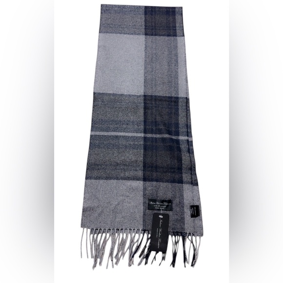 NWT Italian Woollen Treasures scarf in a gray plaid pattern and 100% Lambswool - Picture 4 of 6